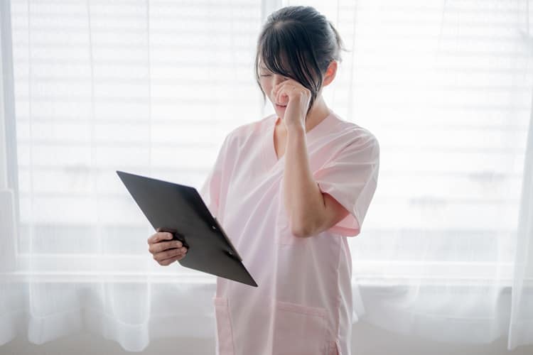 新しい職場で働く新人NS