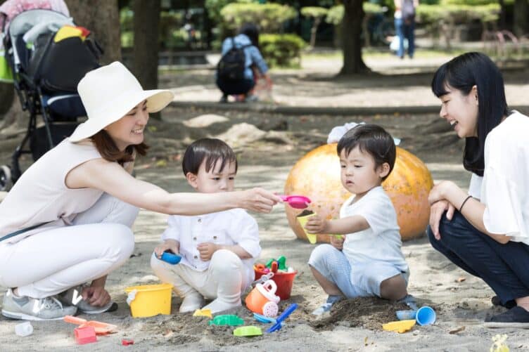 公園で遊ぶ親子